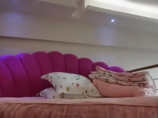 夜色精品探花約了個黑衣妹子大圓床啪啪，近距離拍攝摸逼上位騎乘大力猛操