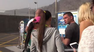 遊艇上混亂的多人運動