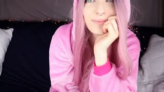甜美的女孩玩她的屁股 - 業餘肛門LittleReislin