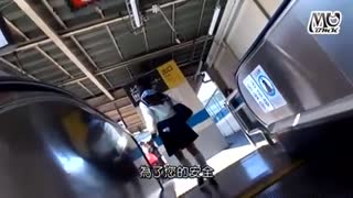 [NHDTA-943] 想要幫助遭遇性騷擾的弱女子 卻在電車內被輪乾的女學生被扔滿全身的套套