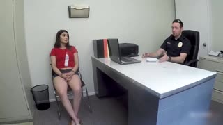 在警局靠著肉體才脫罪
