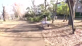 看起来纯朴的女大学生实际有着F罩杯胸部与敏感体质 大量潮吹与吞精 超淫乱女子AV出道 KAWD-972
