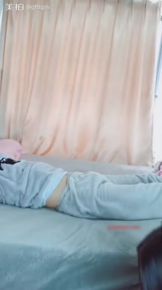 少女劇情演繹媽媽今天沒空給患病爺爺擦身和爺爺亂倫S