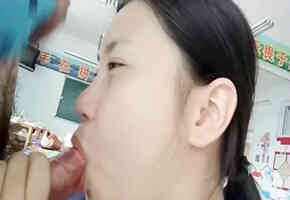 趁同學們還沒來教室，男友解開拉鏈喂女友吃棒棒！