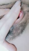 性感紅唇腰細美乳妹子摳逼道具自慰，近距離特寫掰穴看洞洞，手指拍打扣弄道具小JJ抽插，高潮出水呻吟嬌喘