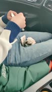 男主播冒充抖音主持套路正在摘野菜的學妹到車上啪啪