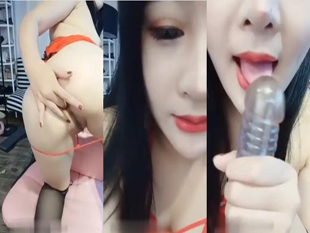 黑絲情趣露臉妍馨的內內道具抽插把自己搞噴了
