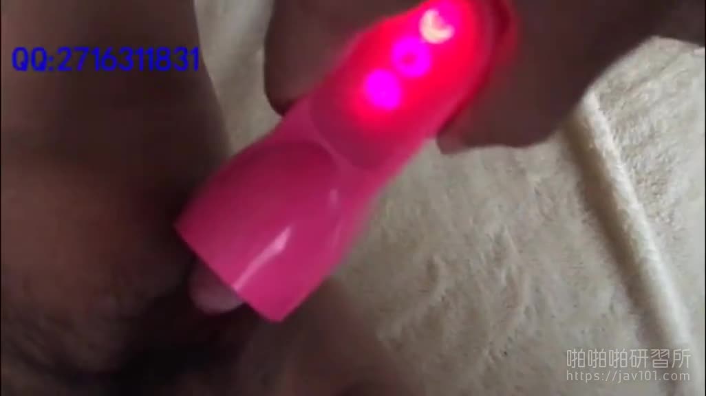 妹紙不聽話被男友吊著用勺子打BB，哭著認錯，然後放下來再狠狠操,咪咪很大很漂亮