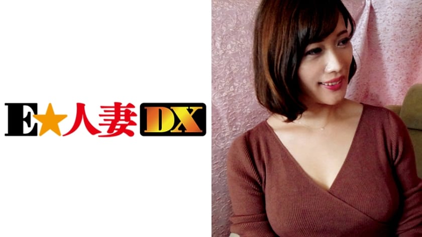 299EWDX-350+ Un bel acteur complimente et félicite une femme qui est excitée d'être prise dans ses bras pour la première fois depuis longtemps