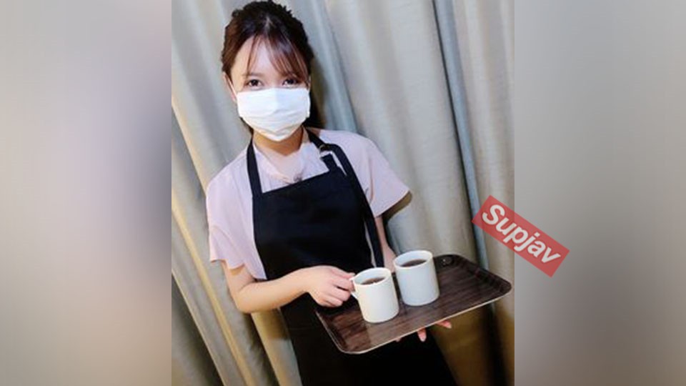 FC2PPV+2982071+※限定50本※咖啡厅打工黑发少女，两名男子欢呼3P中出