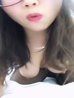 眼鏡斯文美女主播光著身子和狼友聊性知識她逼逼目前有炎症