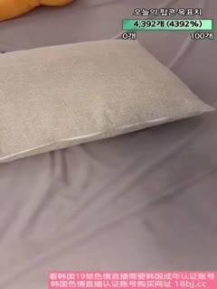 韩国美乳女主播用润滑油淋在胸部上抚摸诱惑