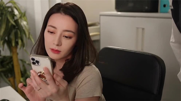 AI-迪麗熱巴-熱情奔放的女上司