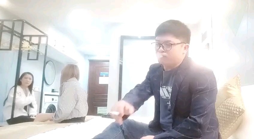 嫖王威哥酒店雙飛兩個騷妹子