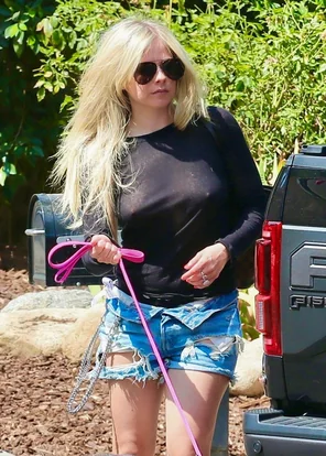 avril-lavigne-out-with-her-dog-in-calabasas-07-14-2021-9