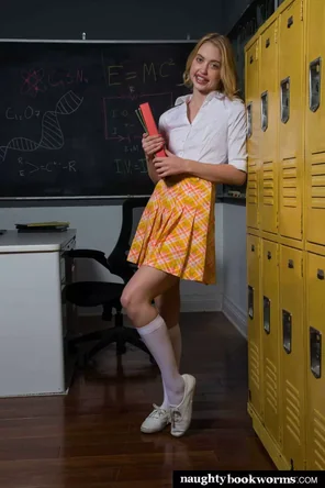 amateur pic Chloe Cherry Naughty School Girl