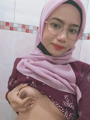 amateur pic NABILLAH AWEK TUDUNG MELAYU BOGEL
