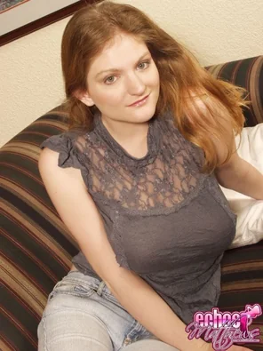 amateur pic Big boob redhead Echoe braless in jeans - Echoe Matthews Annalynn
