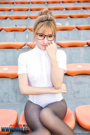 amateur pic 何冉 钻石版：F5026《操场上的直穿少女》（F5026）