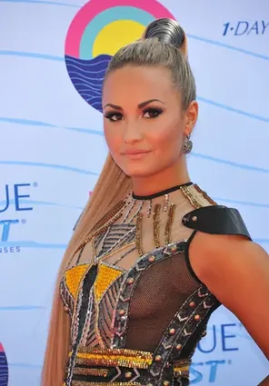 Demi-Lovato-nip-slip