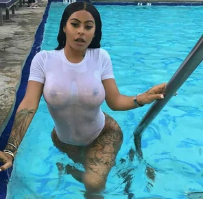 amateur pic Busty girl at the pool
