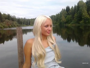 1415106847_krasivaya-blondinka-poziruet-goloy-vozle-pruda-13