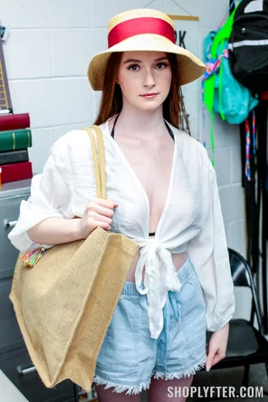 amateur pic shoplyfter_hazel_moore_001