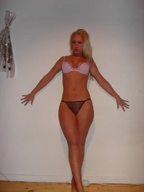 Amateur_Babes_Teens_Sporty_blonde_at_home_4670411-0
