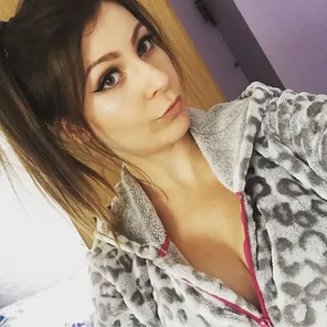 Chloe's face needs a fucking, right? Pm for more