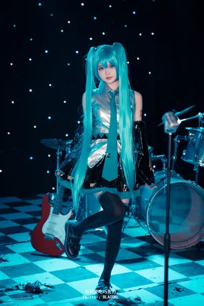 amateur pic BLACQKL - Hatsune Miku (2)