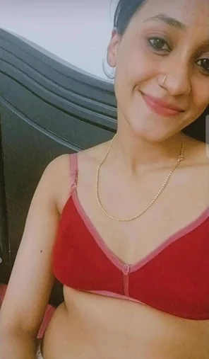Gorgeous-Kerala-Muslim-Girl-Nude-Selfies_002