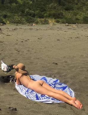amateur pic PictureCelebrating her birthday in her birthday suit