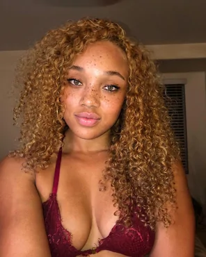 amateur pic Stunning eyes, hair, lips, chest, and of course frex!