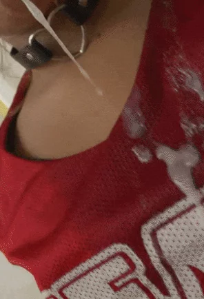 569305976