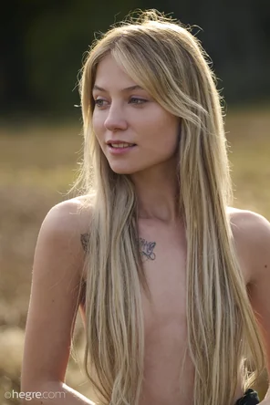 molli-naked-outdoors-10