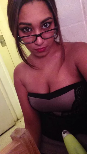 Cute girl, nice cleavage