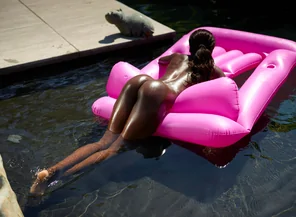 amateur photo Simone in the pool