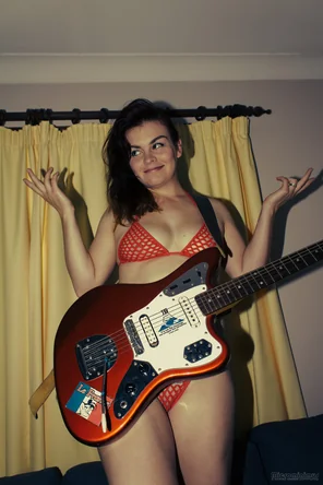amateur photo GuitarFace-013-topaz-sharpen-faceai