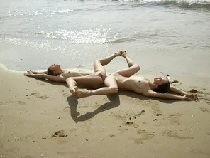 julietta-and-magdalena-beach-contortions-17-10000px
