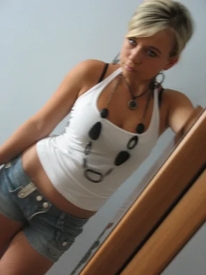 amateur pic Beaty in the mirror