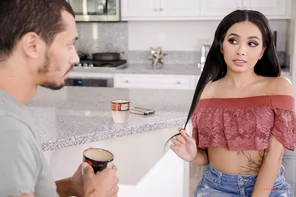 Aaliyah Hadid (81)