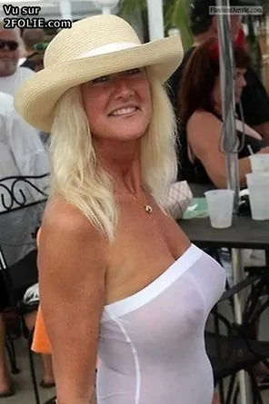 milf_flashing_ti-2330