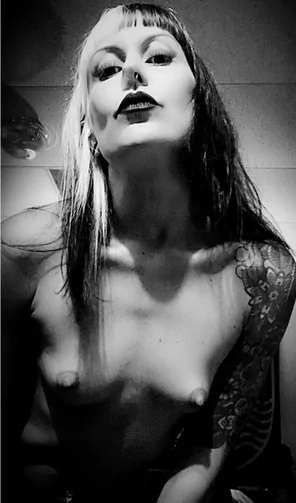 ðŸ–¤Trying one in black and whiteðŸ–¤