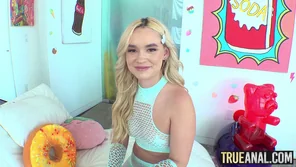 tra0375_khloekingsley_00006