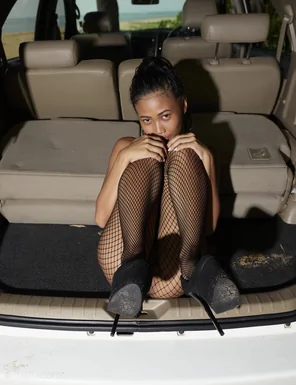 hiromi-naked-in-a-toyota-23-14000px