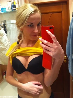 Blondie self shooting