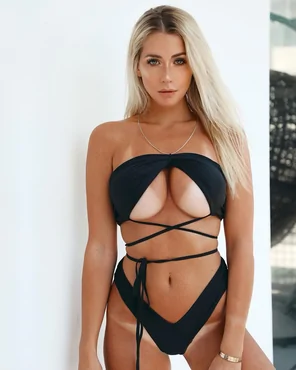 amateur pic Clearly not the bikini she's been tanning in