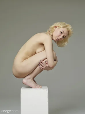 amateur pic lily-nude-statue-03-14000px