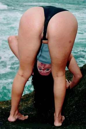 Her swimsuit is creepin.