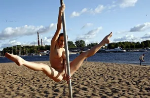 amateur pic Hold the pole and spread your legs!